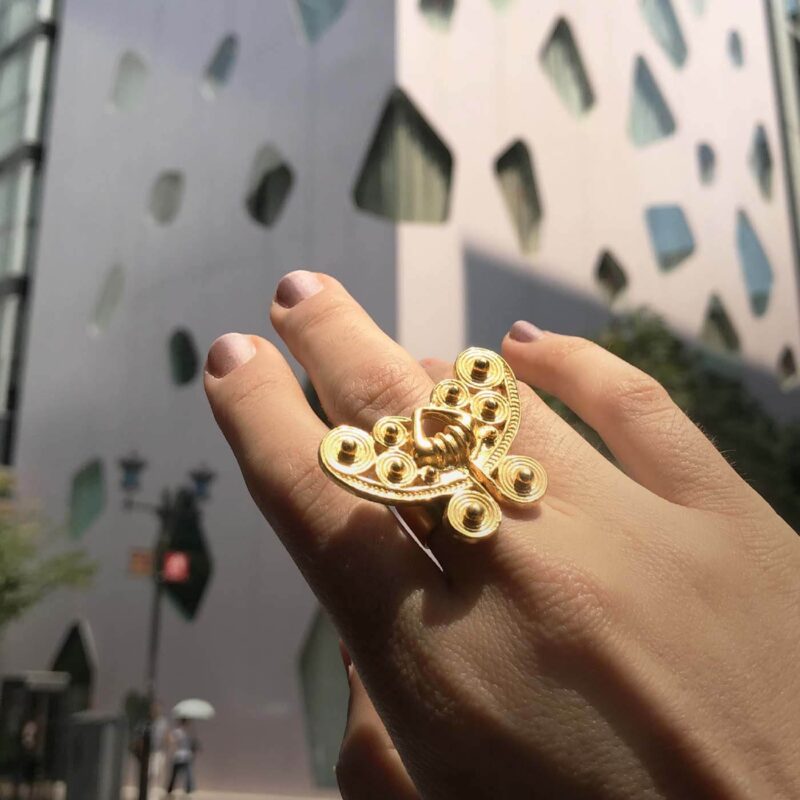 atteza mariposa ring against a building